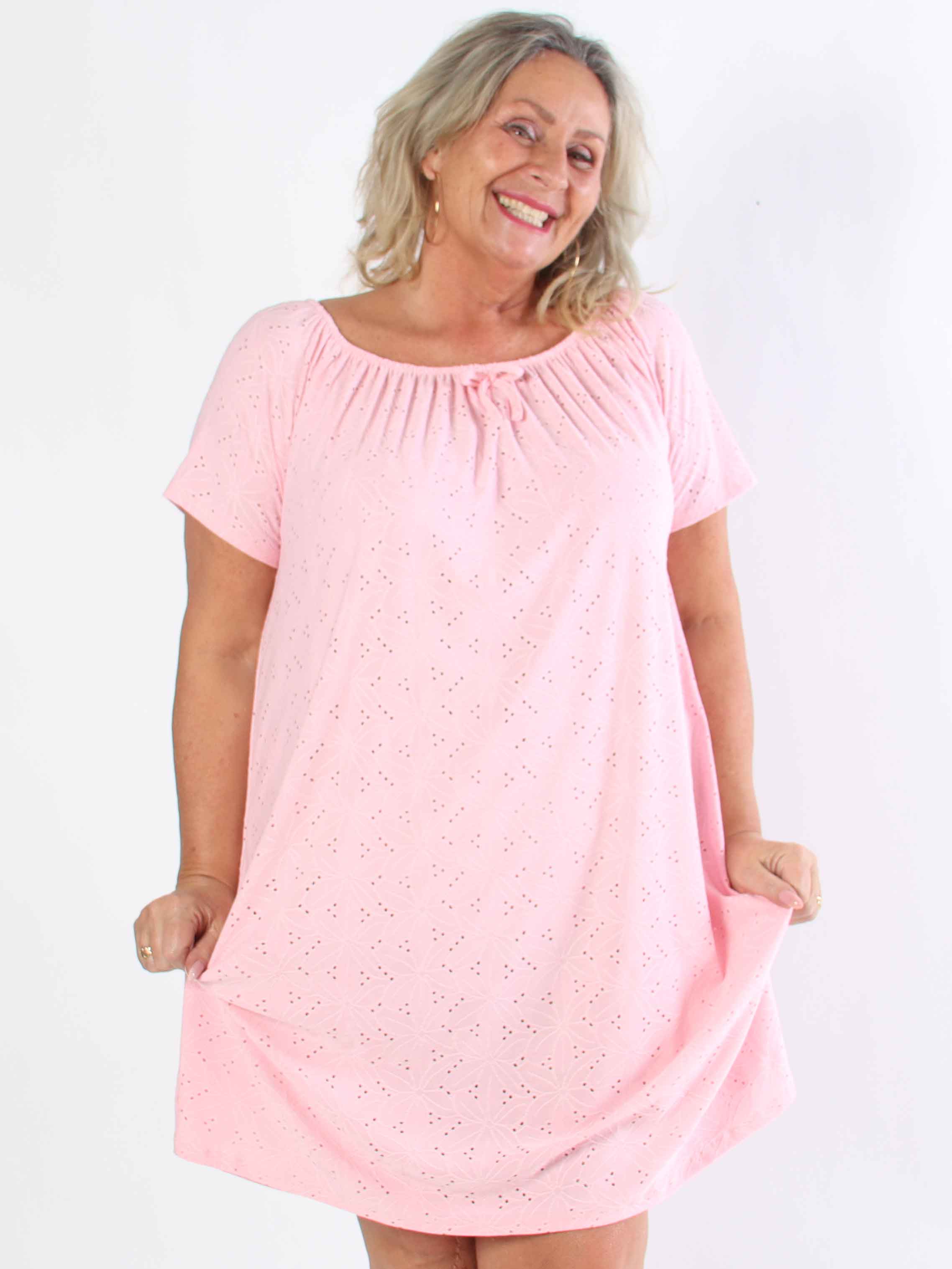 Aliz - Söt mjuk plus size-klänning med broderie anglaise